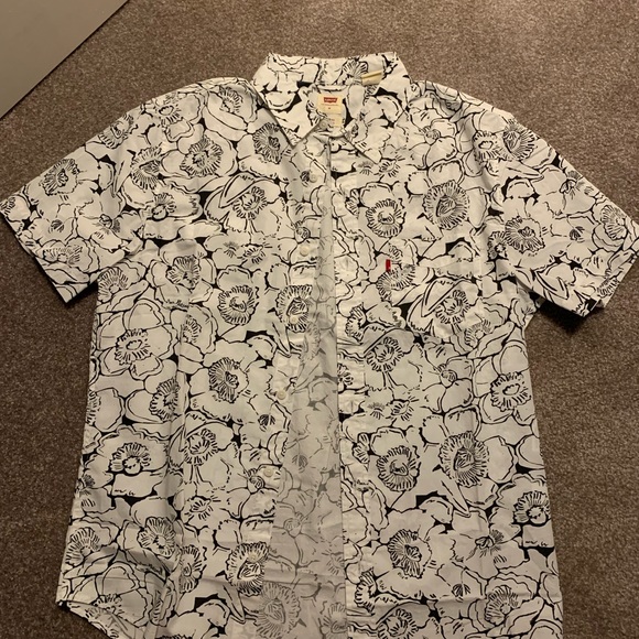 Levi’s Button Up - Picture 2 of 3